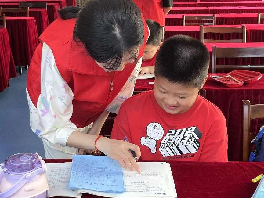 安徽學(xué)子三下鄉(xiāng)：學(xué)習(xí)中外文化習(xí)俗，體會文化多樣性