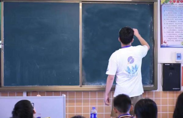 墨韻悠長，篤學尚行 ——嶺南師范學院“山河承宇”社會實踐隊開展書法課程