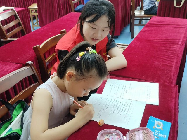 安徽學(xué)子“三下鄉(xiāng)”：保護(hù)牙齒，從我做起