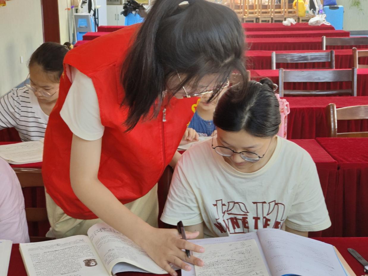安徽學(xué)子三下鄉(xiāng)：了解中外文化，豐富知識樂園