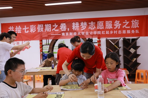 南財學子走進農(nóng)家書屋：紫色藝術陶冶情操，書法漆扇傳承文化