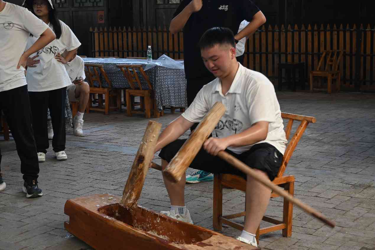 湖南工商大學(xué)e路鄉(xiāng)伴小分隊：傳承千年民俗，共賞打糍粑盛宴