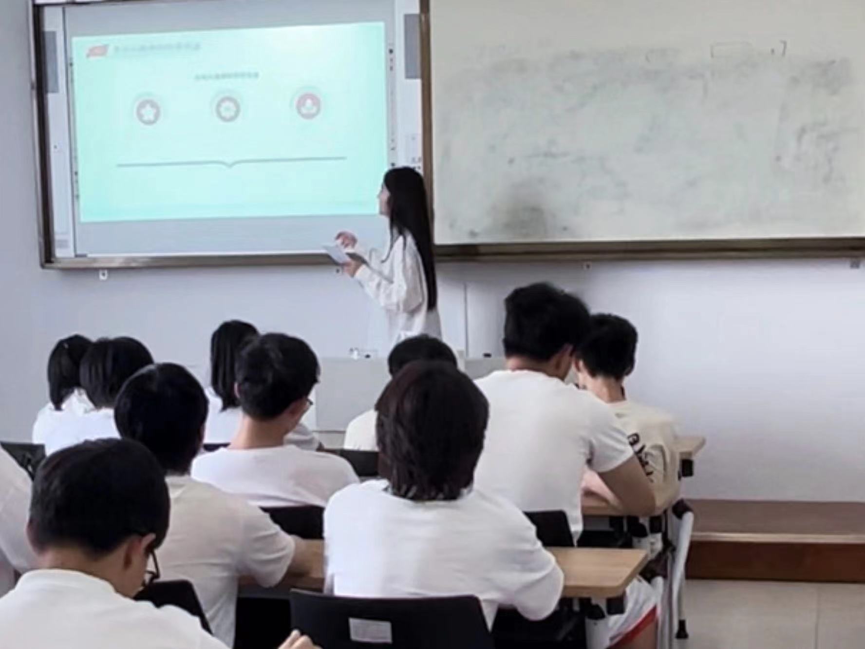 浙郵學(xué)子三下鄉(xiāng)：傳承紅色基因，綻放青春的炫麗之花