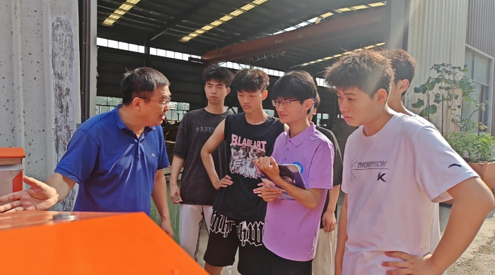 躋身農(nóng)機第一線，喜看農(nóng)業(yè)新氣象----煙臺大學(xué)機電學(xué)院“荷”芯力實踐隊進工廠實地調(diào)研