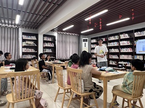 南財學子走進農(nóng)家書屋：藍色科技漲知識，作業(yè)輔導助成長