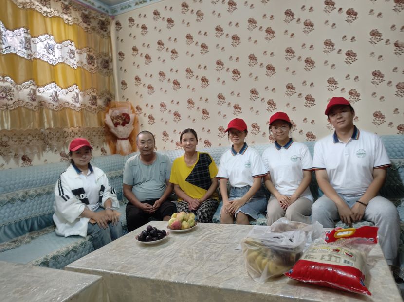 塔里木大學三下鄉(xiāng) 慰問老黨員 民族團結(jié)一家親