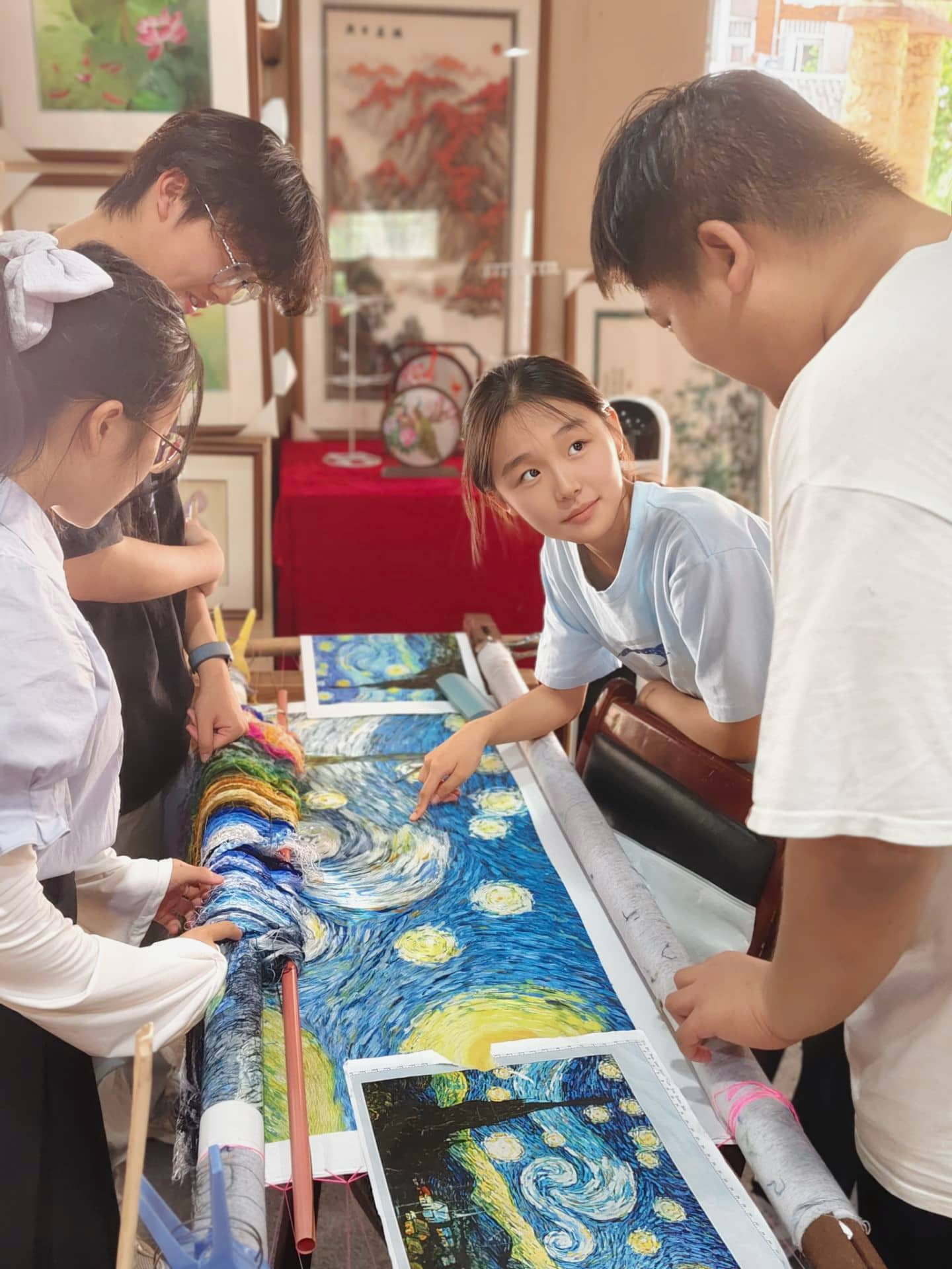 湖北大學“三下鄉(xiāng)”暑期實踐隊到江欣苑開展?jié)h繡傳承相關(guān)調(diào)研