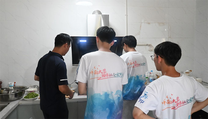 【青春建功，實踐鑄魂】中南大學(xué)“心興湘印”支教隊與團省委駐興場坳村工作隊的一頓飯