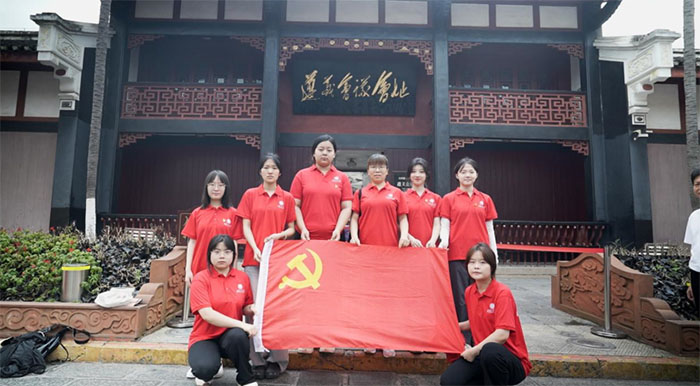 重走長(zhǎng)征路，奮斗正當(dāng)時(shí)——西安工業(yè)大學(xué)藝術(shù)與傳媒學(xué)院“追紅·尋跡”實(shí)踐隊(duì)