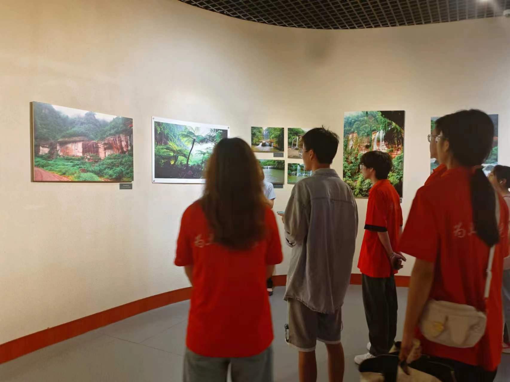了解民族文化史，同心同德助團結