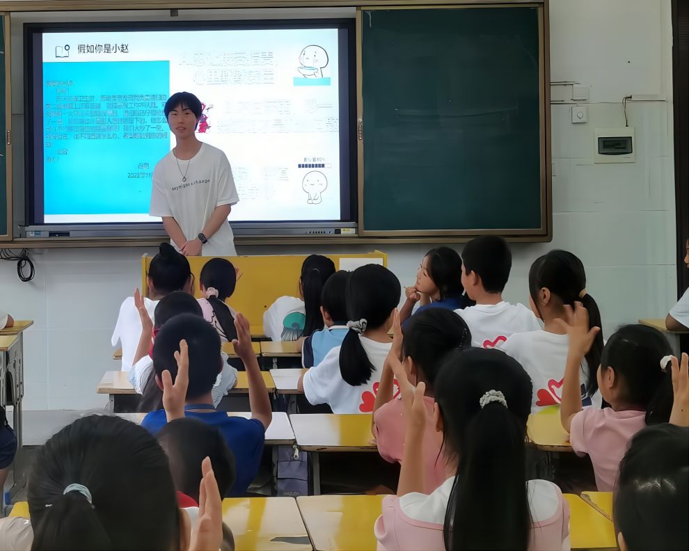 【青春建功，實(shí)踐鑄魂】足球構(gòu)筑友誼橋梁，反霸凌共建和諧校園——中南大學(xué)湘雅公共衛(wèi)生學(xué)院夏令營(yíng)七彩課程持續(xù)推進(jìn)！