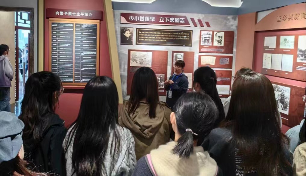 紅顏從戎保家國，巾幗英模書華章