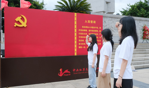 景德鎮(zhèn)陶瓷大學(xué)美術(shù)學(xué)院赴于都開展暑期社會實(shí)踐活動(dòng)
