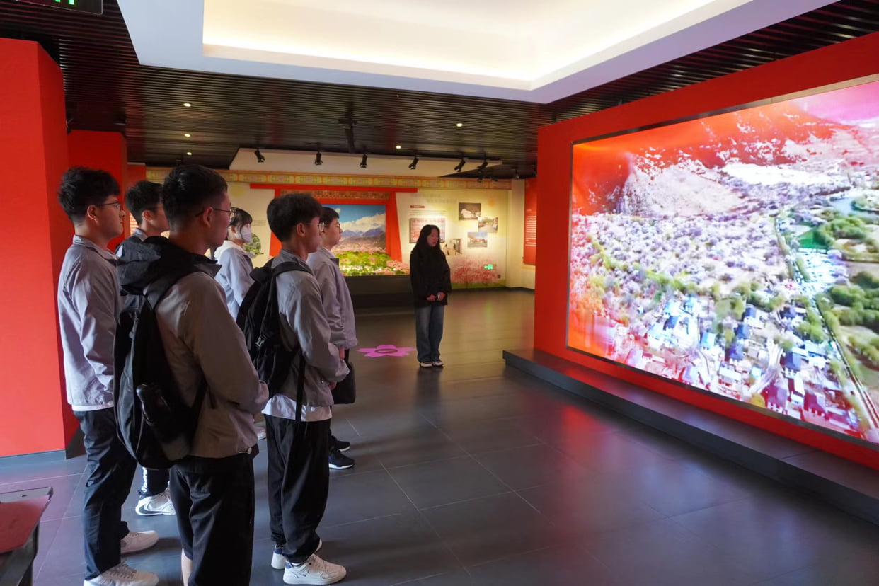嘎拉村紅色研學(xué)主題教育展覽館開(kāi)館，河南工業(yè)大學(xué)團(tuán)隊(duì)開(kāi)展'團(tuán)結(jié)頌'主題黨日活動(dòng)