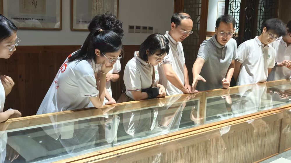 江西科技師范大學(xué)“寶葫蘆”團(tuán)隊三下鄉(xiāng)：訪華夏筆都 品非遺文化