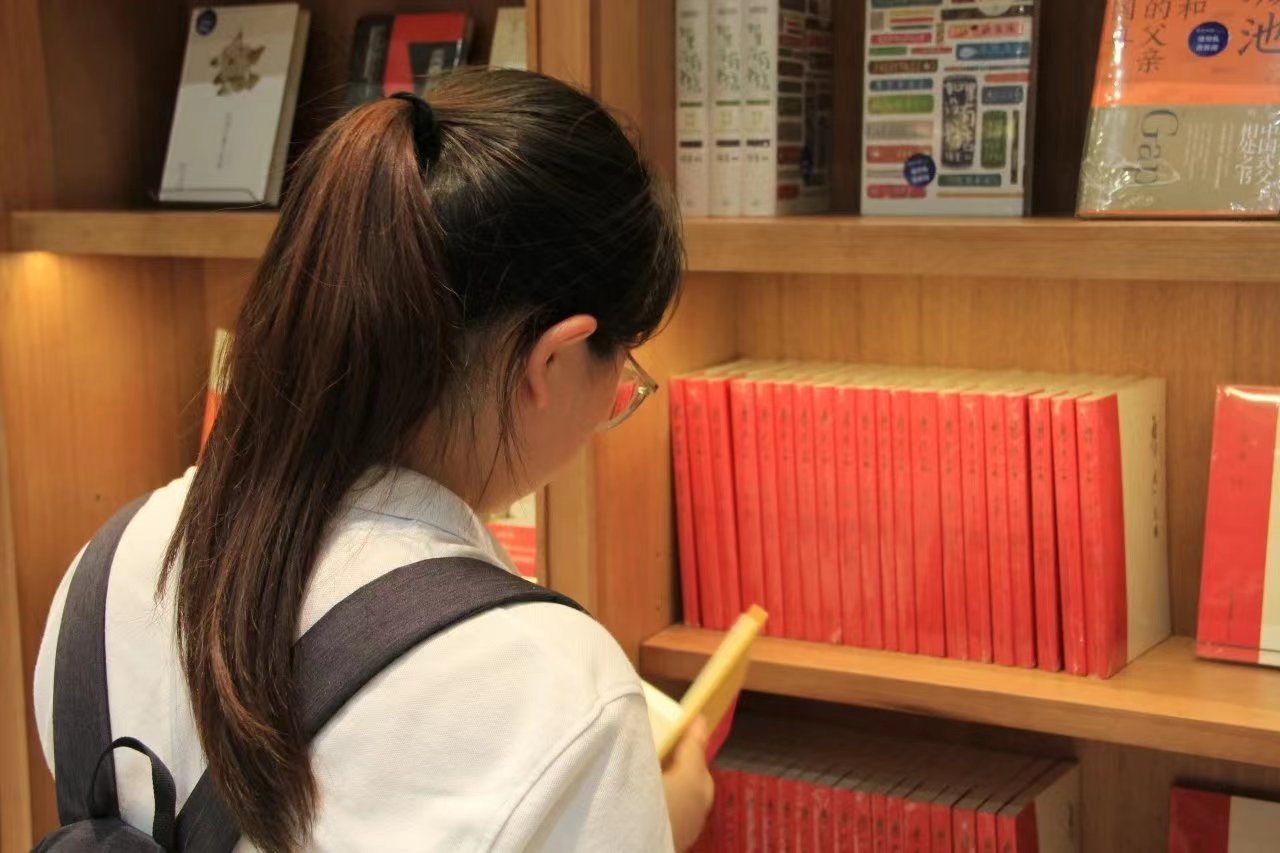 美術(shù)學院“藝星向黨”社會實踐團：書香浸潤心靈，信仰傳承