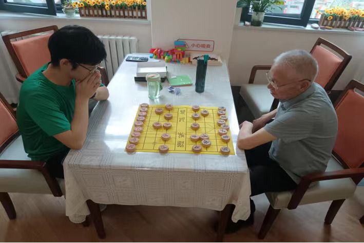 學(xué)子溫情撫桑榆，養(yǎng)老院內(nèi)愛滿盈