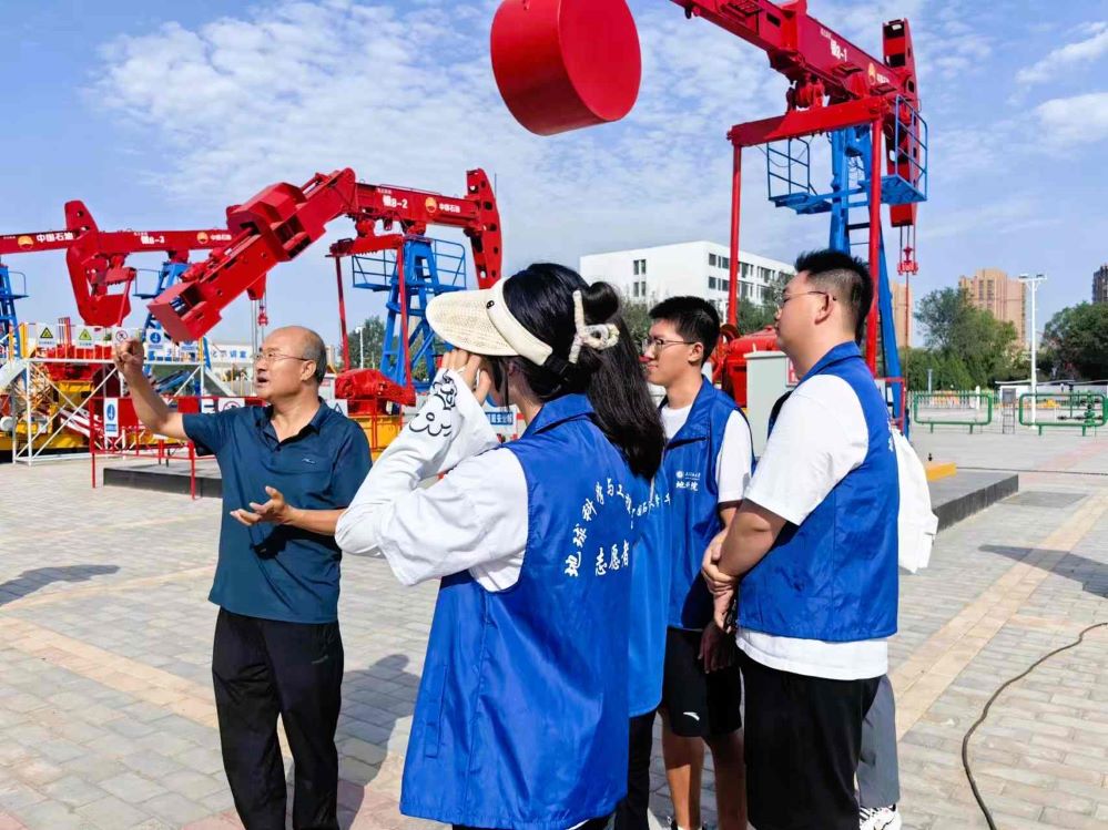 創(chuàng)新引領(lǐng)未來，石油行業(yè)的智能化——中國石油大學(xué)（華東）“感碳石光”實踐隊