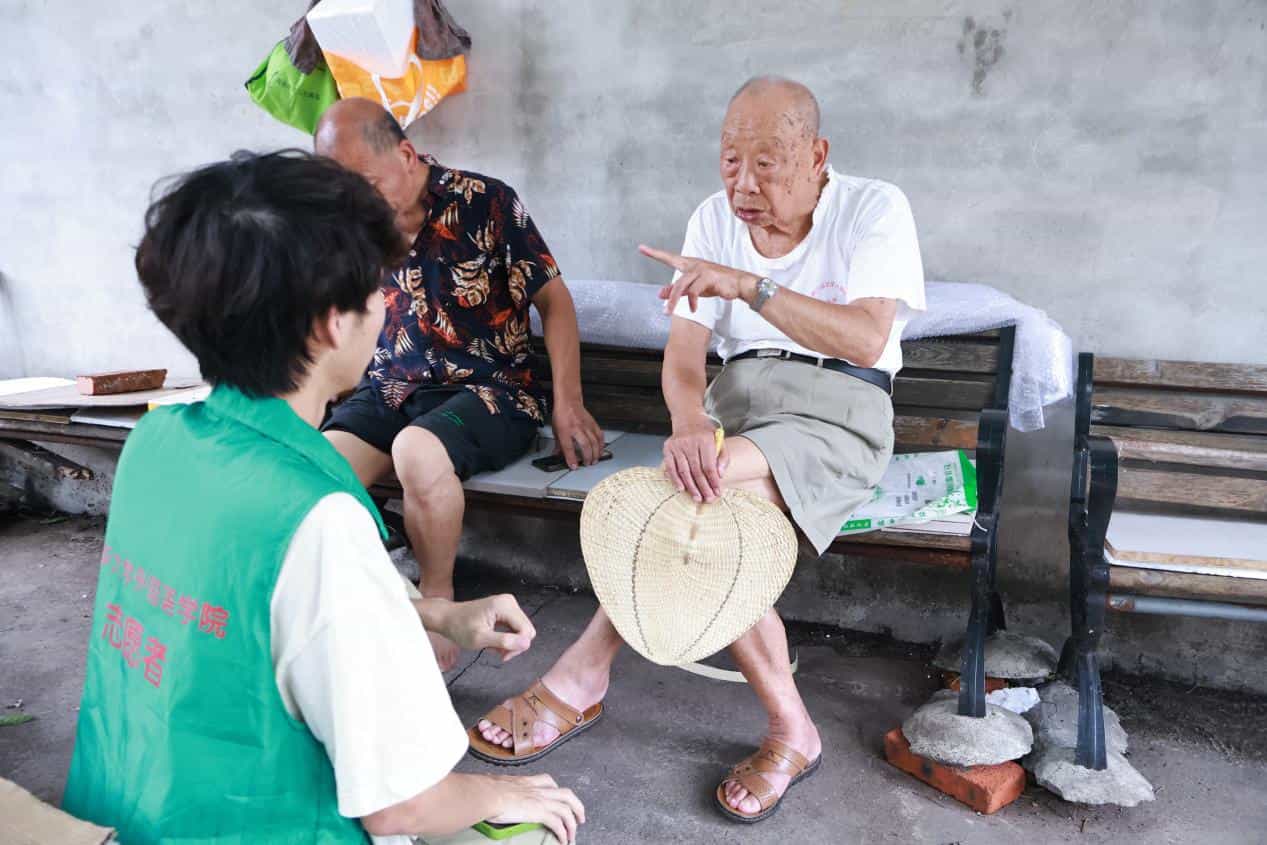 探訪歲月印記，共繪鄉(xiāng)村新篇——深入社區(qū)走訪老黨員與老人，展望鄉(xiāng)村振興美好未來(lái)