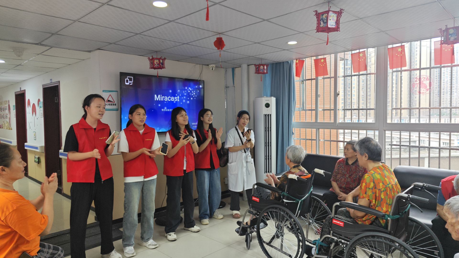 養(yǎng)老院迎來(lái)溫暖，志愿者共筑愛(ài)心