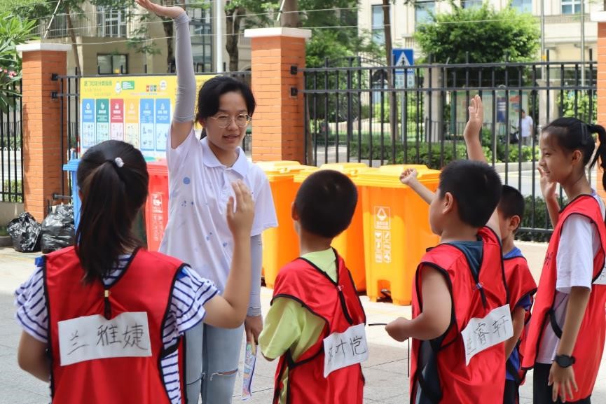 道德之燈照信毅，文明之風(fēng)存童心