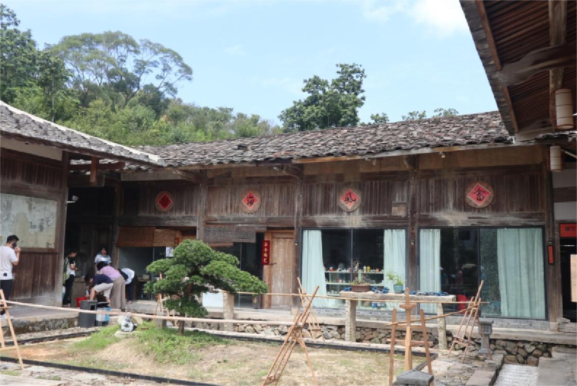 重慶人文重慶人文科技學(xué)院 | 谷倉(cāng)畫院——深山里助力