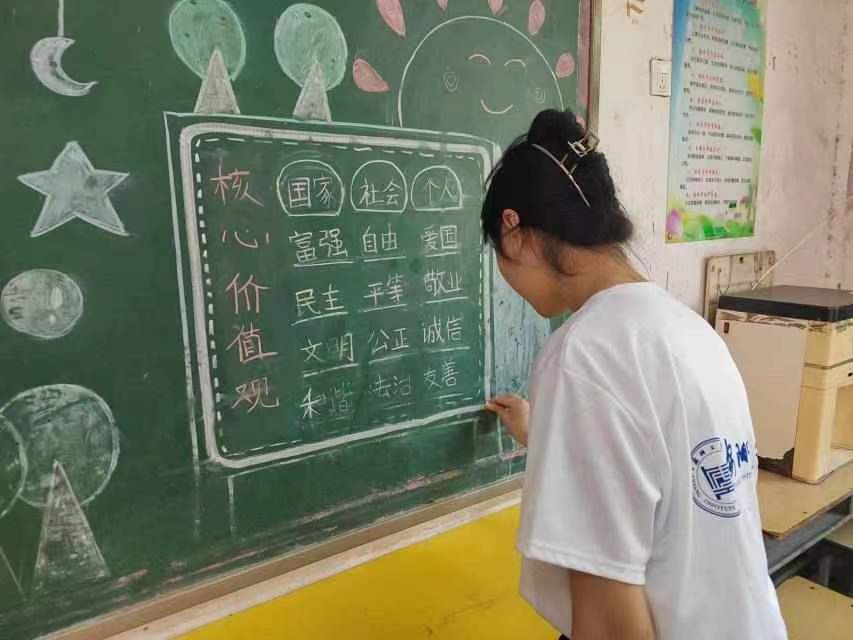 安陽工學院暑假“三下鄉(xiāng)”發(fā)展成就觀察團走進王莊鎮(zhèn)小學