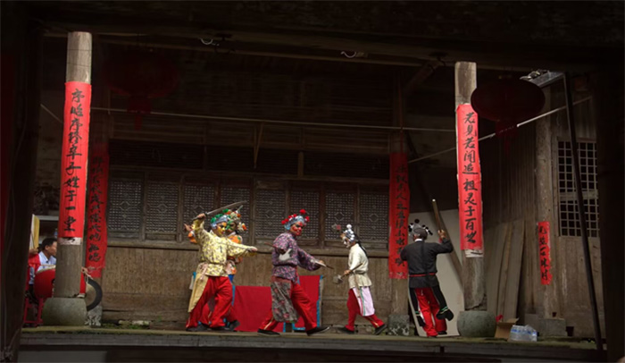 巢湖學(xué)院目連戲?qū)嵺`團(tuán)觀看目連戲并采訪(fǎng)