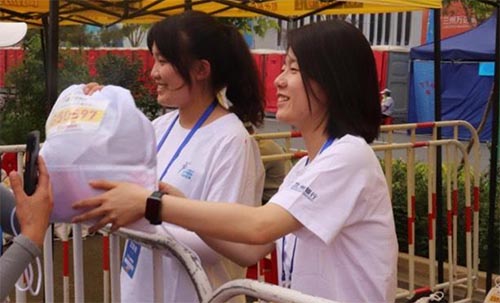 蘭州交通大學(xué)青年志愿者圓滿(mǎn)完成2023年蘭州馬拉松賽志愿服務(wù)工作