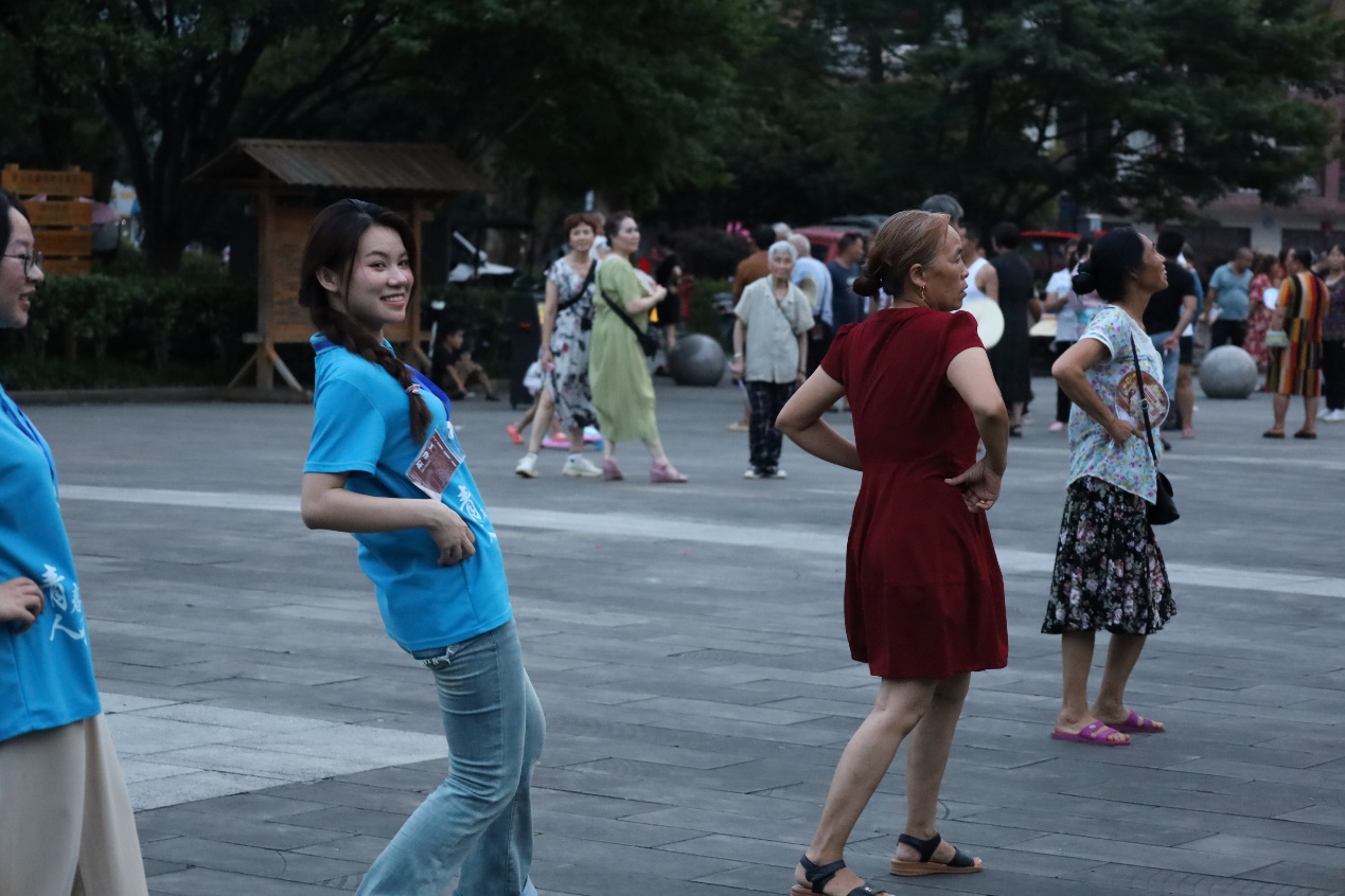 青春人科進(jìn)行時：心橋相連情綿綿，舞影蹁躚繪民俗 中國青年網(wǎng)7月18日電（通訊員 王千嬈）2