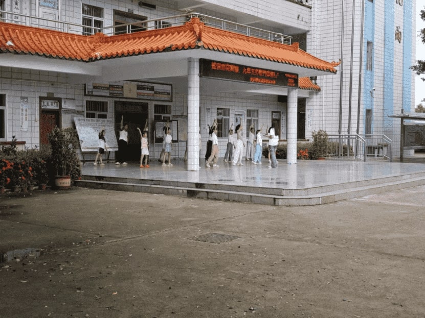 數(shù)海玖帆突擊隊(duì)“三下鄉(xiāng)”活動(dòng)持續(xù)深化，吳川市林屋小學(xué)歡樂連連
