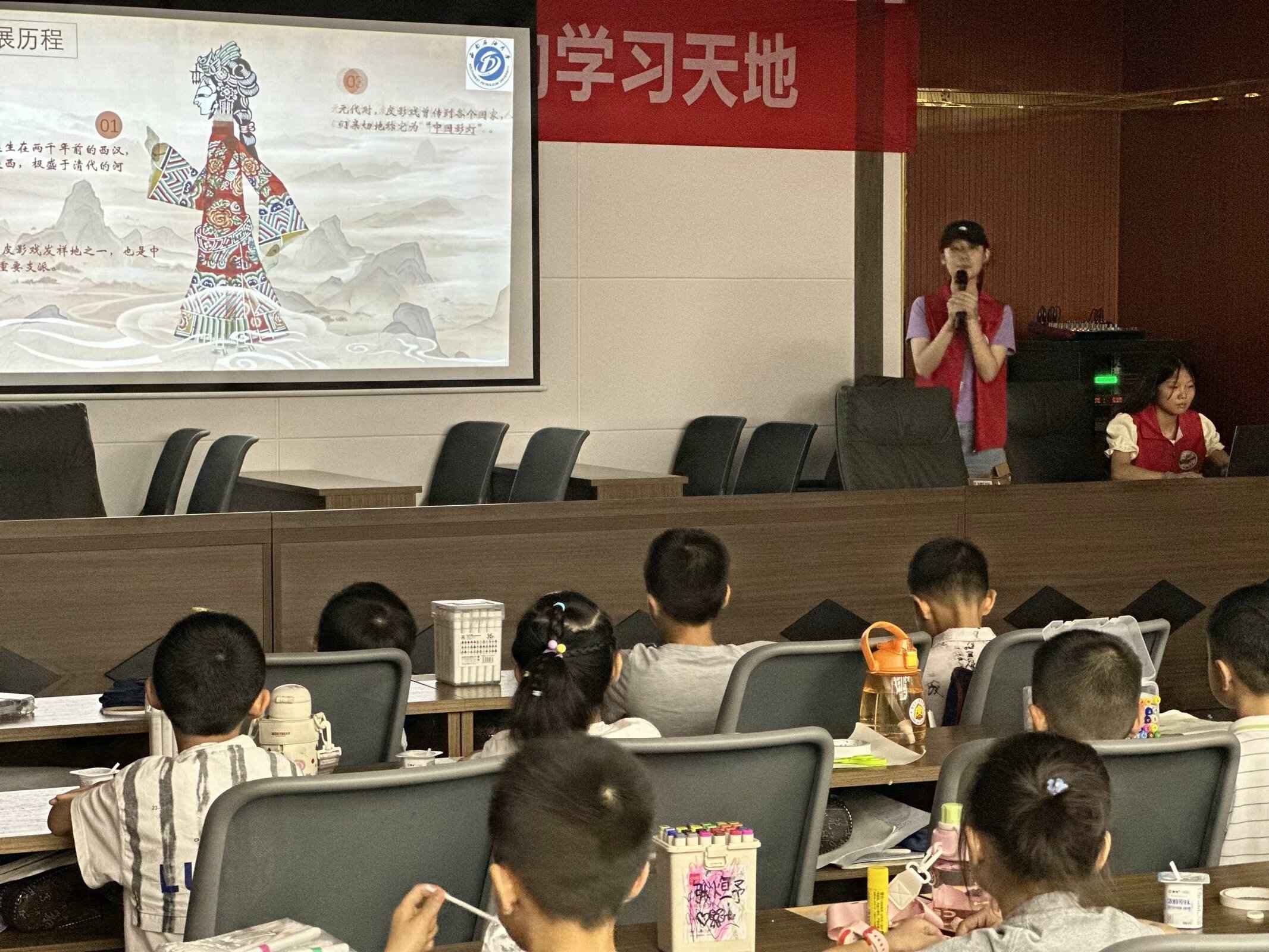 傳承皮影藝術(shù)，弘揚(yáng)非遺之光——西南石油大學(xué)電氣信息學(xué)院影韻傳承暑期社