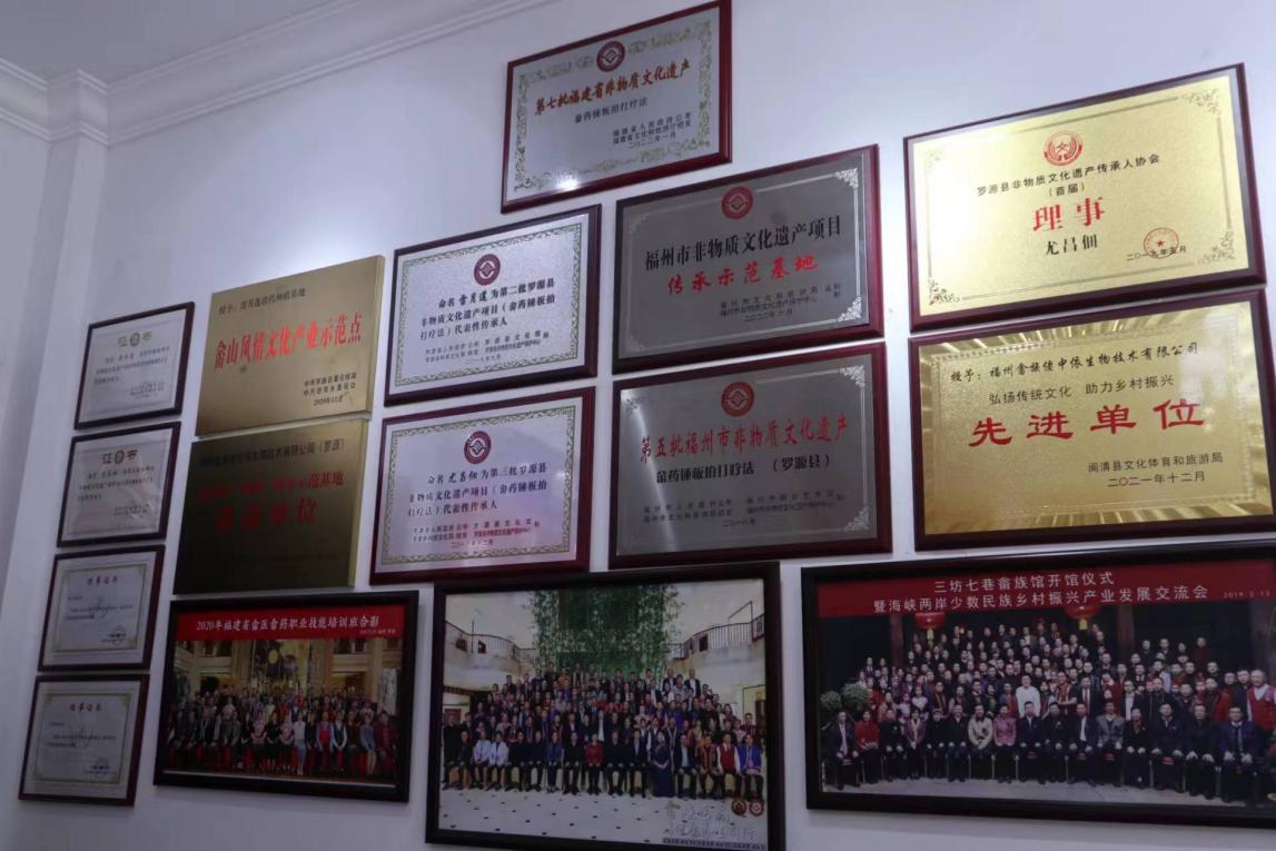 重慶人文科技學院“榕葉滿庭”非遺文化傳承與創(chuàng)新實踐團—探尋畬藥錘板拍打 療法傳承人的故事