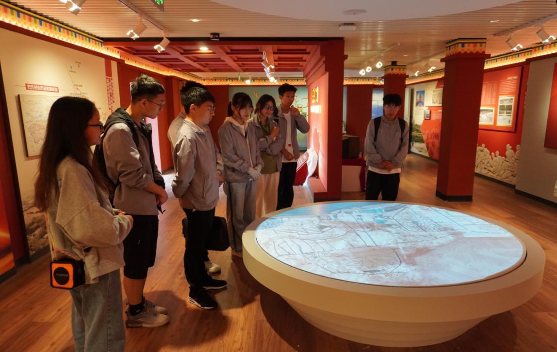 紅色之旅：河南工業(yè)大學(xué)學(xué)生團(tuán)隊(duì)踏上西藏，追尋歷史與團(tuán)結(jié)