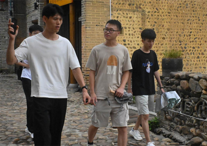 青年楊帆擎大任，悠悠鄉(xiāng)愁歌未央