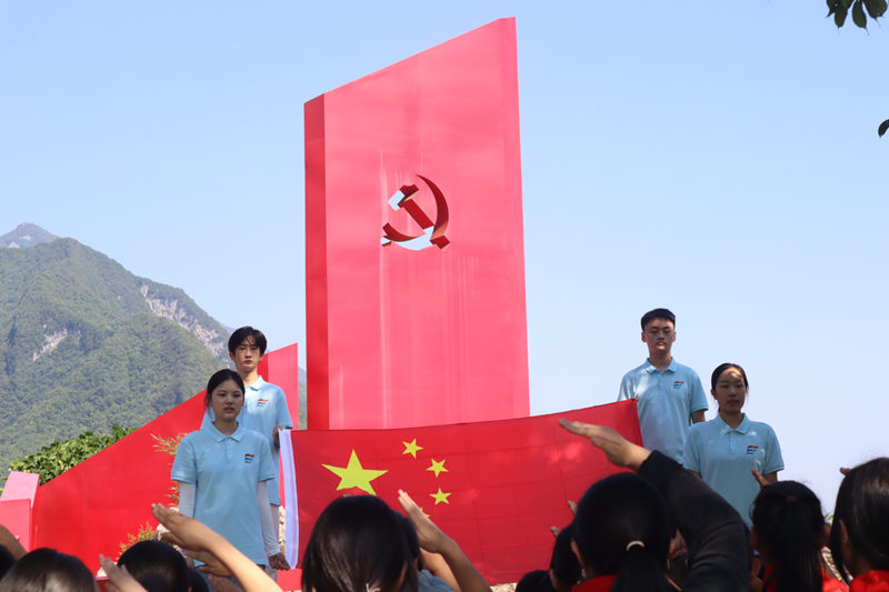 重外院學子三下鄉(xiāng)：站高山之上，獻紅心于黨