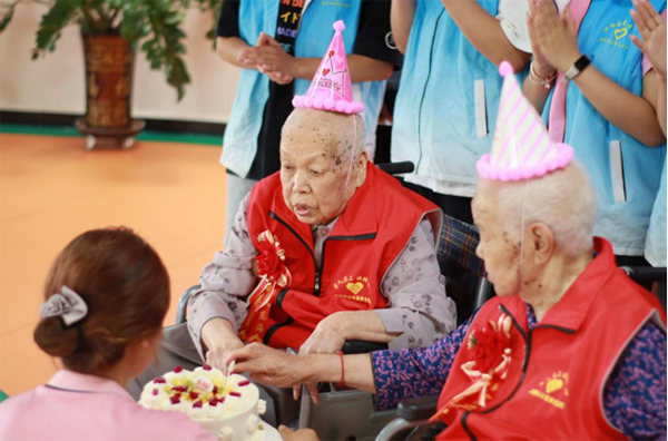 塔里木大學(xué)暑期三下鄉(xiāng)—愛心慰問至，老人溫馨生
