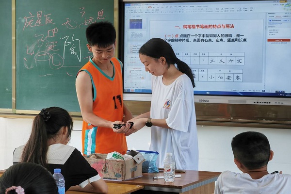武昌理工學(xué)院三下鄉(xiāng)：練得一手好字，見字如面