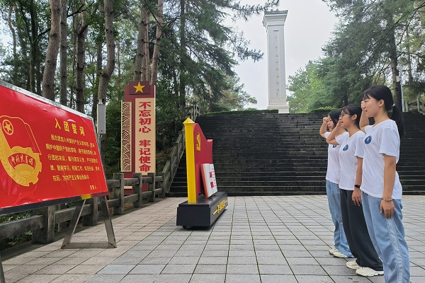 青山埋忠骨，鮮花祭英靈：前往岳西縣大別山烈士陵園