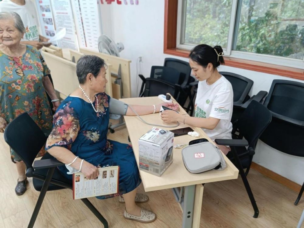 公衛(wèi)學(xué)子三下鄉(xiāng)：關(guān)愛老齡預(yù)防慢病，健康中國營養(yǎng)先行