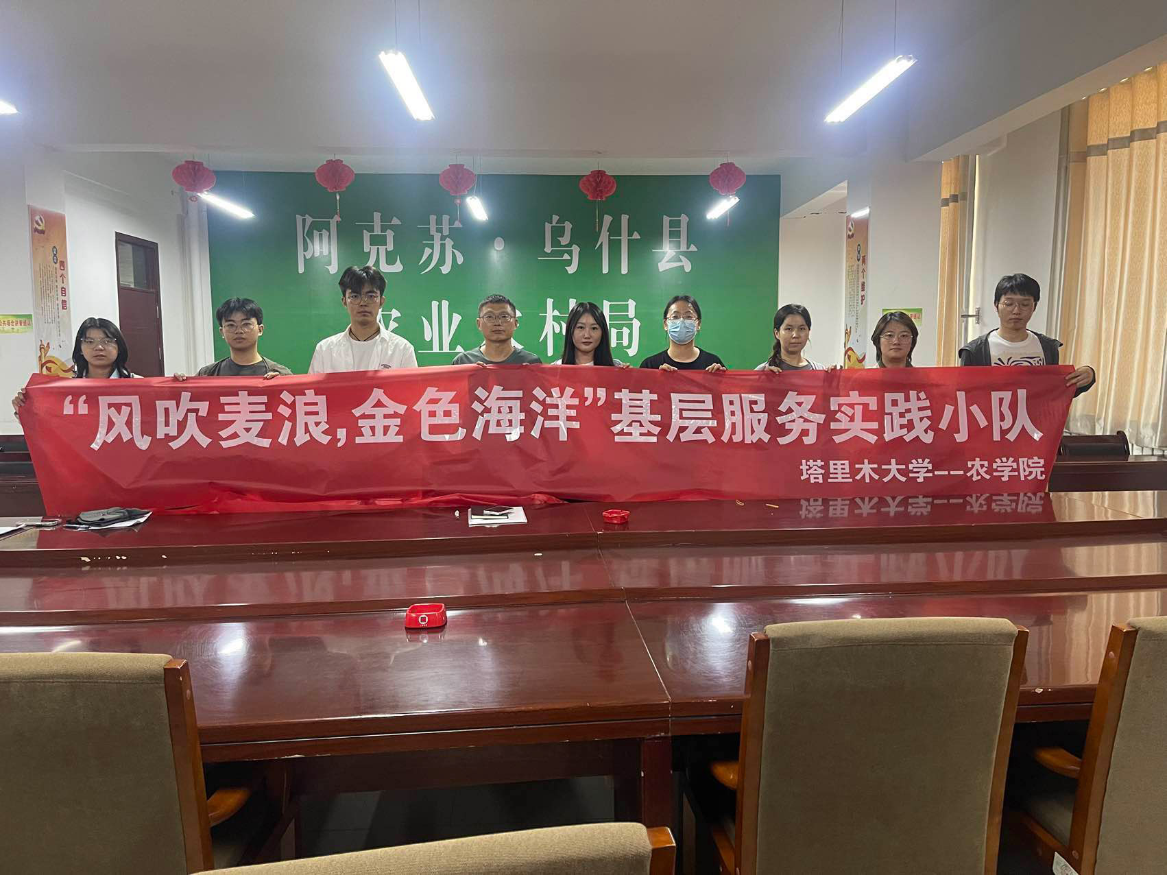 走基層，入鄉(xiāng)田，愛農(nóng)助農(nóng)為人民（一）