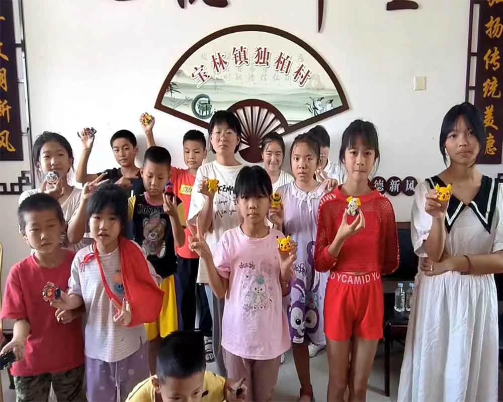 成都錦城學(xué)院三下鄉(xiāng)：彩筆描繪精彩生活，色彩涂出美好未來
