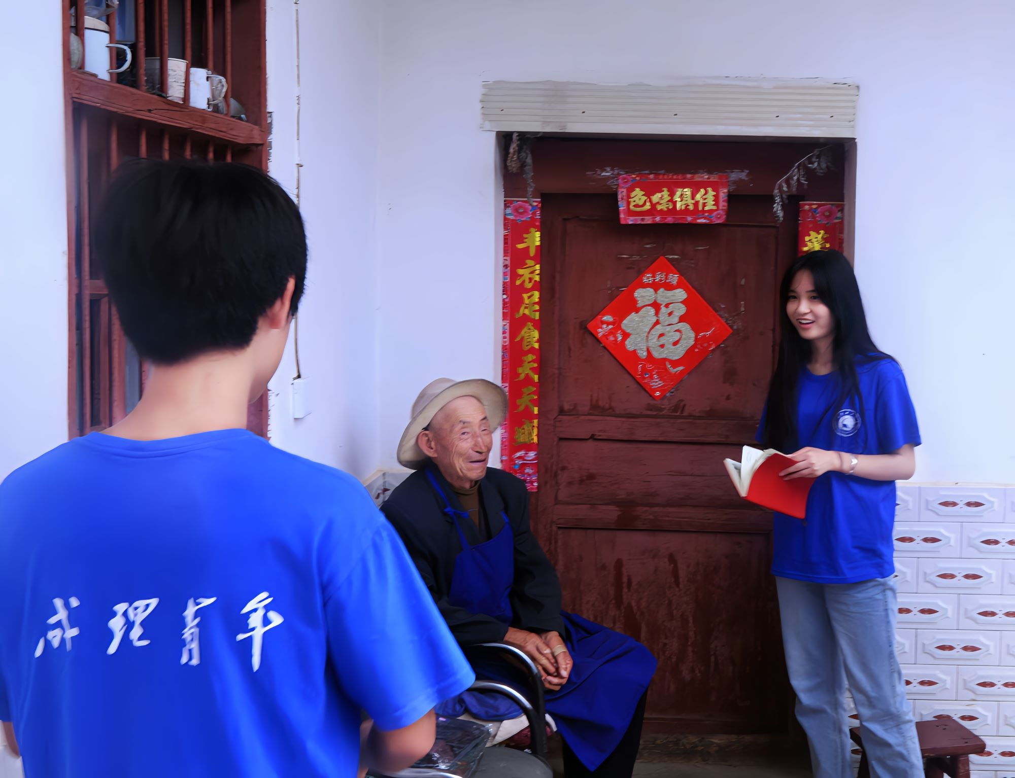 圖為團(tuán)隊(duì)成員拜訪采訪當(dāng)?shù)乩辖處煵⑾蚱滟浰鸵挛?。張世?供圖