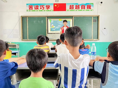 南京財(cái)經(jīng)大學(xué)學(xué)子三下鄉(xiāng)：靈動時光舞筆墨，文體課程燃童心