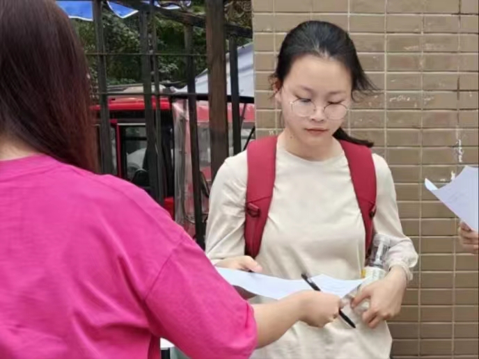 西南石油大學(xué)法學(xué)院暑期社會(huì)實(shí)踐隊(duì)青春助大運(yùn)，宣講進(jìn)課
