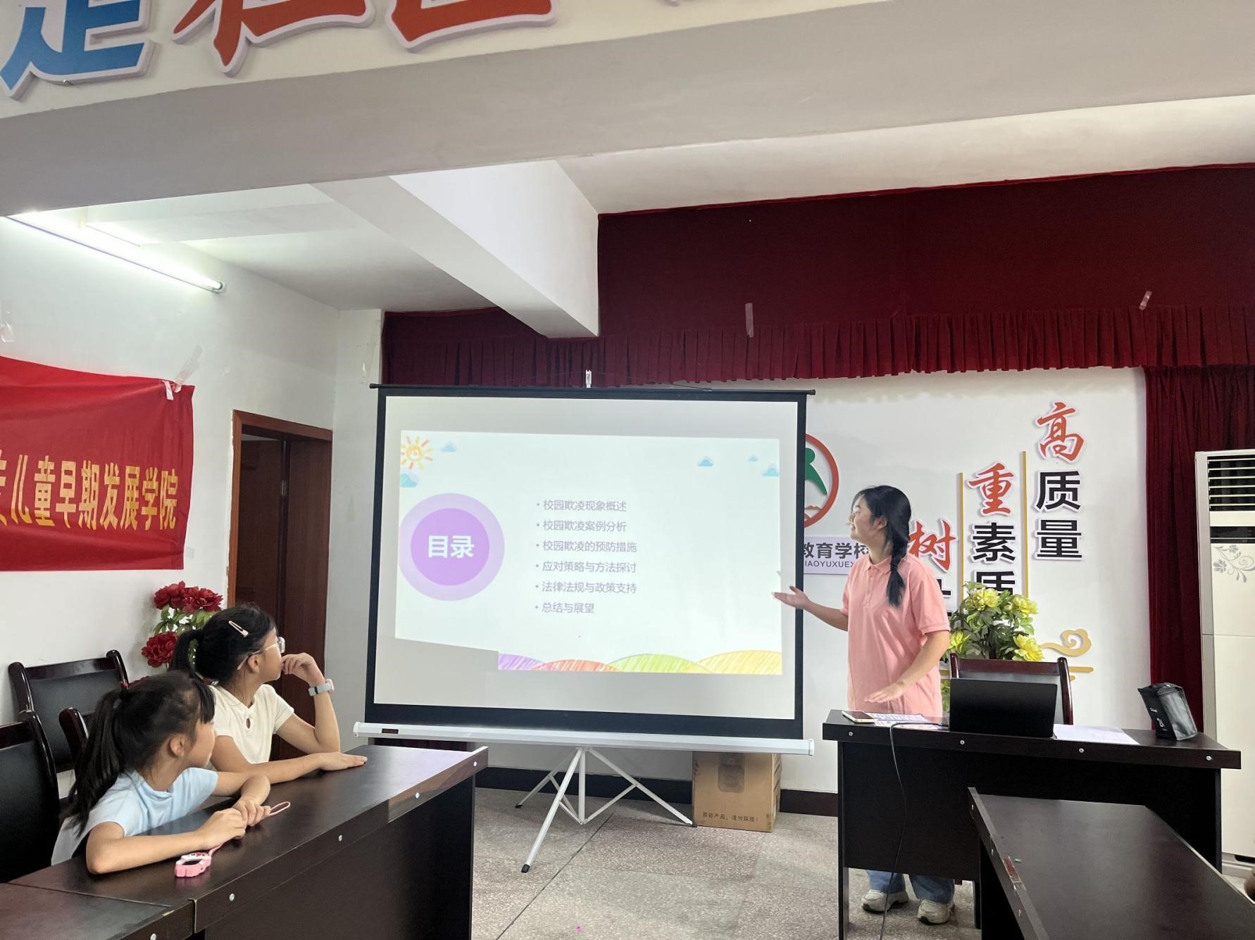 共建七彩家園：“四葉草”習(xí)近平新時代中國特色社會主義思想宣講團開展“法進社區(qū)，德