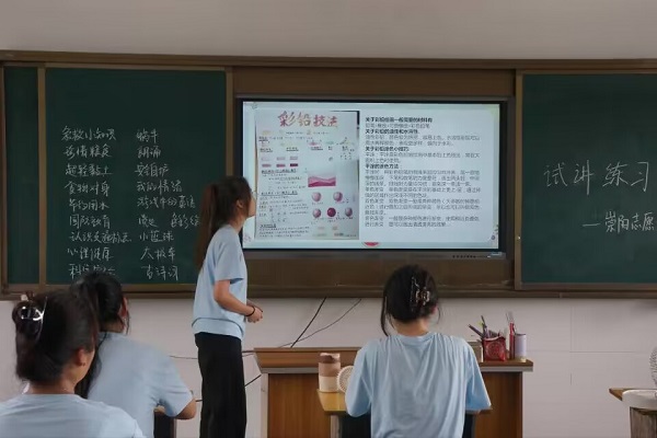 崇陽村委會(huì)書記為湖北一高校支教隊(duì)送小龍蝦——送溫暖！