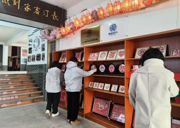 “汀州匠心”非遺剪紙文化實(shí)踐隊(duì)開展 “素紙雕鏤繪新卷，汀州遺韻映鄉(xiāng)土”主題 社會實(shí)踐活動