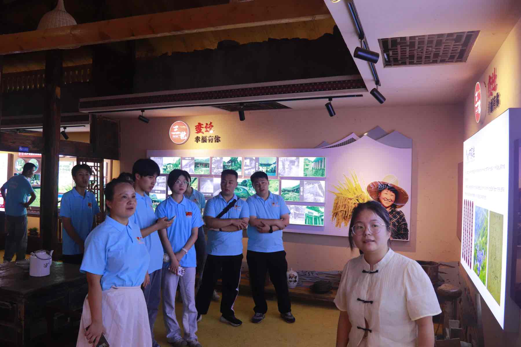 民族團(tuán)結(jié)筑夢行，鄉(xiāng)村振興煥新彩