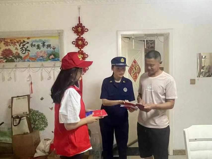 安陽工學院暑假“三下鄉(xiāng)”發(fā)展成就觀察團做防溺水宣傳